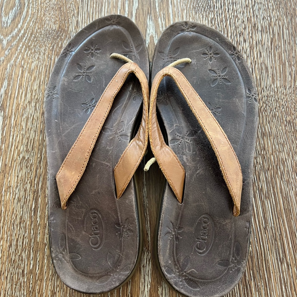 Chaco leather women’s  flip flops. Great condition and adjustable. Size 37